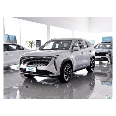 Откройте для себя газо-электрический гибридный автомобиль Boyue L Compact от Geely с темным внутренним цветом