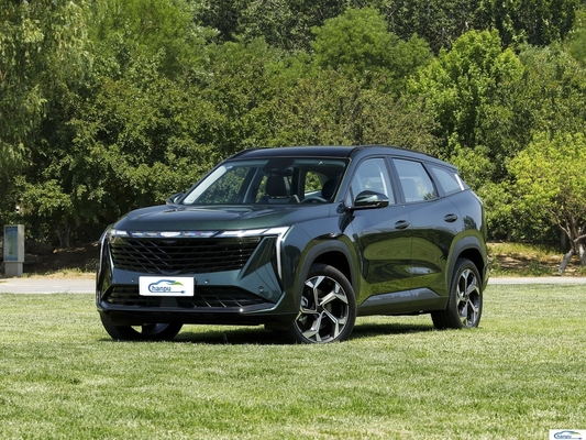 Откройте для себя газо-электрический гибридный автомобиль Boyue L Compact от Geely с темным внутренним цветом