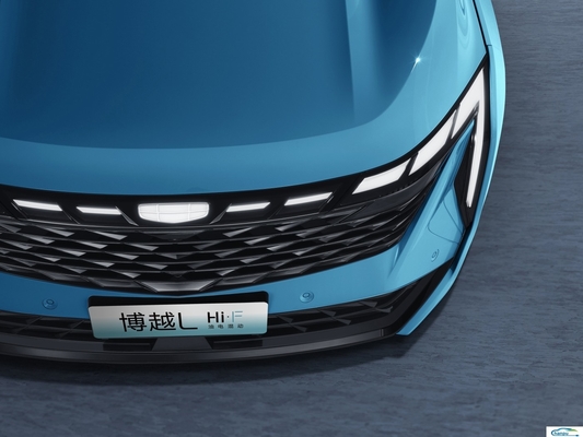 Откройте для себя газо-электрический гибридный автомобиль Boyue L Compact от Geely с темным внутренним цветом