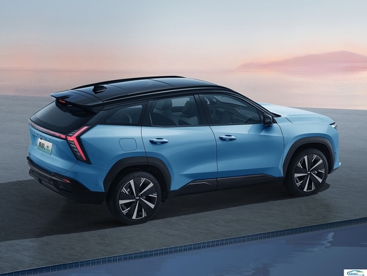 Откройте для себя газо-электрический гибридный автомобиль Boyue L Compact от Geely с темным внутренним цветом