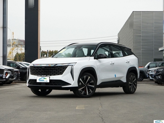 Откройте для себя газо-электрический гибридный автомобиль Boyue L Compact от Geely с темным внутренним цветом