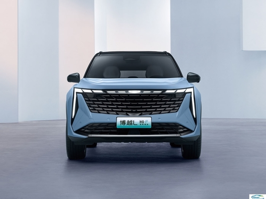 Откройте для себя газо-электрический гибридный автомобиль Boyue L Compact от Geely с темным внутренним цветом