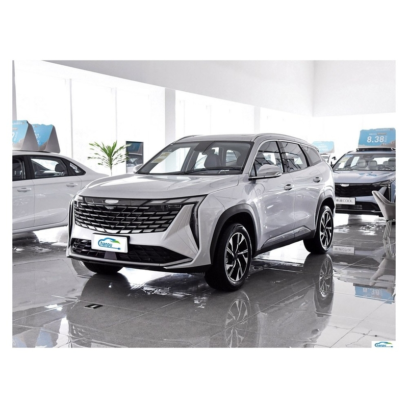 Откройте для себя газо-электрический гибридный автомобиль Boyue L Compact от Geely с темным внутренним цветом